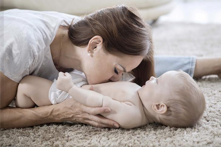 maman bisou ventre bébé