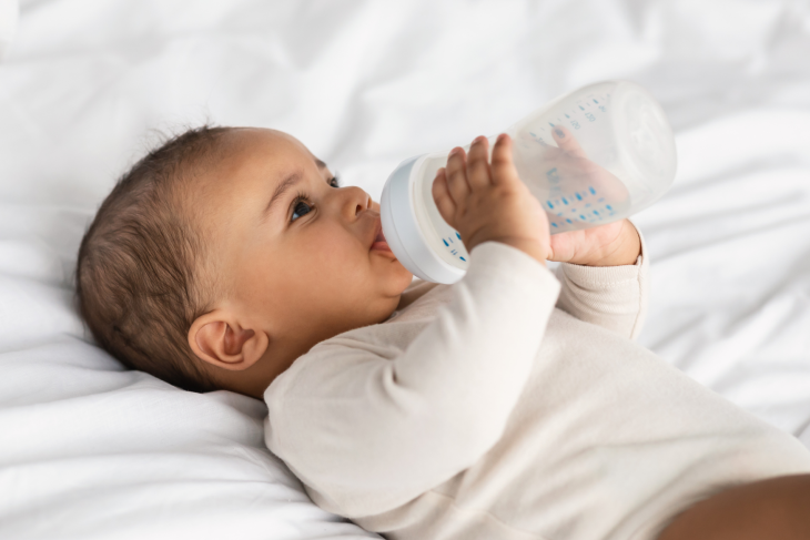 bébé boit son biberon