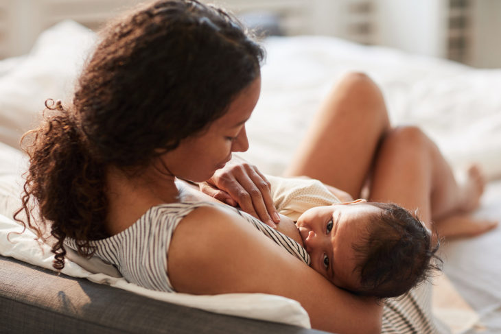 maman allaitant son bébé