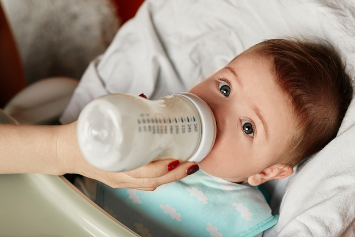 bébé nourri au biberon