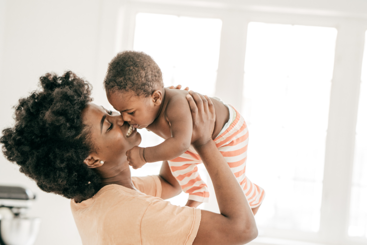 maman embrassant son bébé