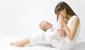 maman jouant avec bebe rires