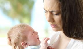 troubles digestifs : bebe pleurs avec maman inquiète