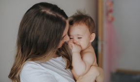 maman fait un calin à son bébé