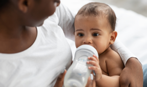 papa donne le biberon